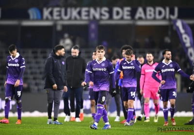 🎥 Heel bijzondere 'ereronde' voor spelers RSC Anderlecht: de crisis is bijzonder diep
