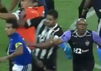 🎥 Nooit eerder gezien! 23 (!) rode en 32 (!) gele kaarten in finale in Brazilië: massale vechtpartij