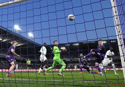 Anderlecht moet La Louvière bedanken: desastreus paars-wit gaat in eigen huis kopje onder tegen Cercle Brugge