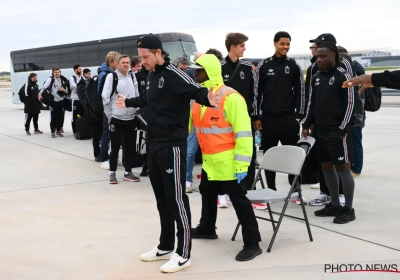 Opvallende beelden: Rode Duivels krijgen fouille op de tarmac
