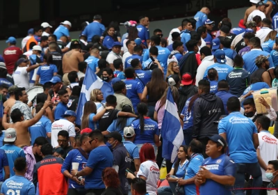 Drama bij heropening Estadio Azteca: fan laat het leven