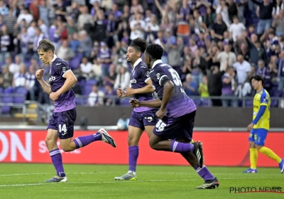 Dubbelklapper van Sikan helpt Anderlecht met zekerheid aan de vierde plaats