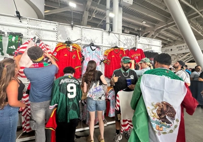 📷 Amerikanen storten zich op valse Belgische shirts rond het stadion