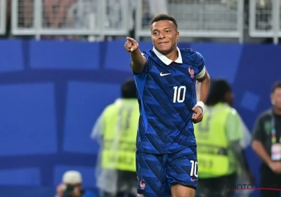 Frankrijk plaatst zich voor volgende ronde na stormpauze en show van Mbappé