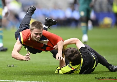 LIVE: Duivels staan op achterstand, veldbestormers zorgen voor hilariteit