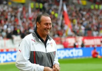 VIDEO: Spelers/apen Stuttgart zetten Huub Stevens voor schut