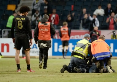 Zweedse ordediensten pakken jonge fan hard aan