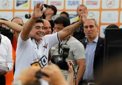 Diego 'de vloek' Maradona reageert in gekende stijl: met middelvinger