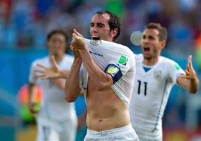 Godin kopt Uruguay naar tweede ronde en Italië naar huis