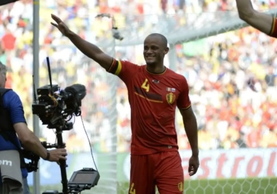 Aanvoerder Kompany verwelkomt zijn manschappen met een handshake