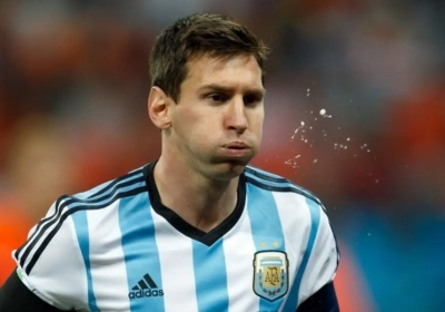 Argentinië houdt huis in Hong Kong, Messi deelt handtekening uit tijdens match