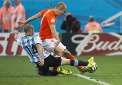 Mascherano houdt gescheurde anus over aan tackle op Robben
