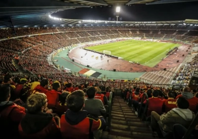 Belgische fans reageren allemaal hetzelfde na uren te moeten wachten in het stadion na België-Zweden