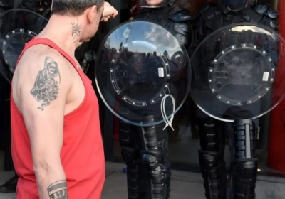 FOTO: Oproerpolitie beschermt Duchâtelet