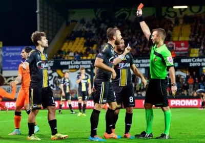 Galitsios oneens met scheids: "Dat was toch geen rood?!"