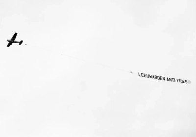 Gluren bij de buren: Na de drone, nu het sportvliegtuigje ... in Friese derby