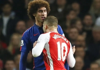 VIDEO: Fellaini in de clinch met Wilshere: 'What the...', roept de verbijsterde Duivel