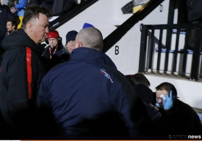 Fan Cambridge valt op dugout van Van Gaal