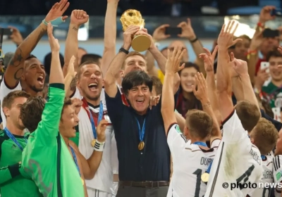 Joachim, wat doe je nu? Coach legt ballen even goed ... en ruikt er even aan