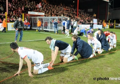 Kortrijk viert feest op en naast het veld, Vanderhaeghe met pak onder douche