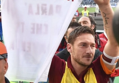 Totti maakt zich met provocerend shirt nog minder populair in deel van Rome