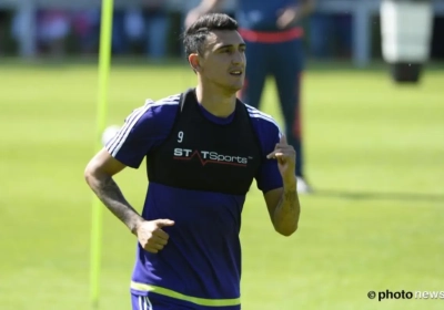 Suarez sukkelt nu... met zijn andere knie