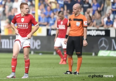 VIDEO: Woedende Standard-fans wachten spelersbus op in Luik