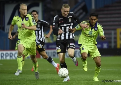 Folklore in Charleroi: scheef gekalkte lijnen, auto's op het veld en sproeiers die niet thuis gaven