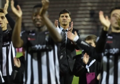 Ziet u dit Hasi of Preud'homme doen? Charleroi-coach feest op z'n eentje met de fans
