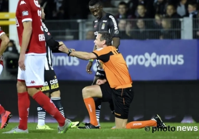 Auwch! Niet voor gevoelige kijkers: ref Wouters moest even bekomen na dit voorval