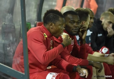 Haha! Cyriac zit op de bank en doet dan dit!