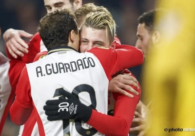 Hartverwarmende beelden: PSV-fans zingen Lestienne massaal toe en zorgen voor kippenvelmoment 