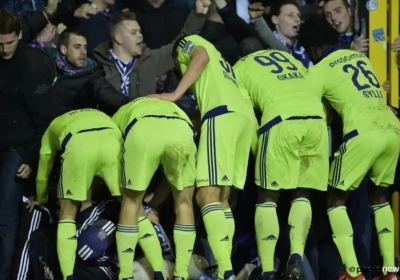 Anderlecht-spelers schrikken zich een hoedje als reclamepaneel bezwijkt