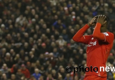 VIDEO: Lachen! Wat een misser van Christian Benteke!