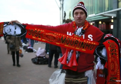Ondertussen voor het stadion van Man United: sjaals met José Mourinho te koop!