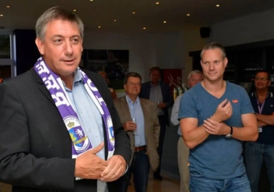 Eregast Jan Jambon opent het 'VOS-café' in het Olympisch Stadion van Beerschot-Wilrijk
