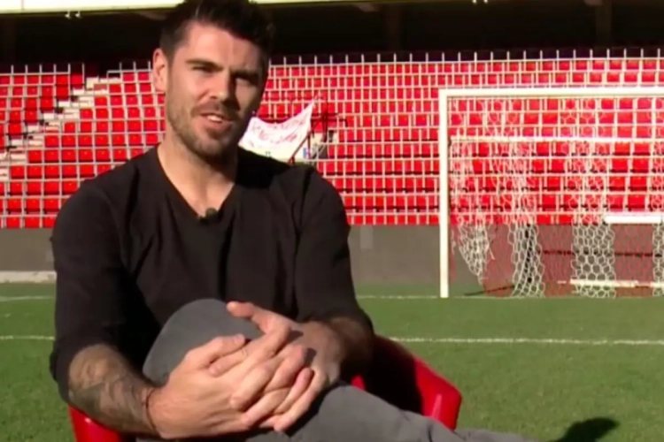 Kijk eens aan: de eerste beelden van (een gemotiveerde) Victor Valdés in een Standard-shirt