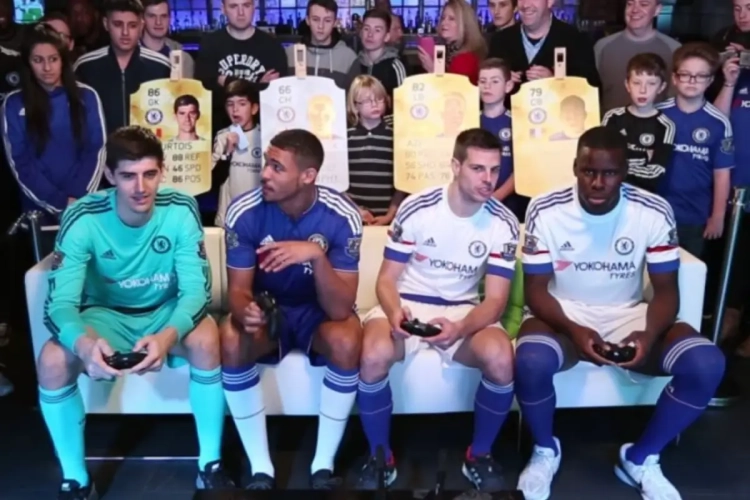 Video: Courtois en Loftus-Cheek stelen de show en winnen trofee met Chelsea... Op FIFA 16