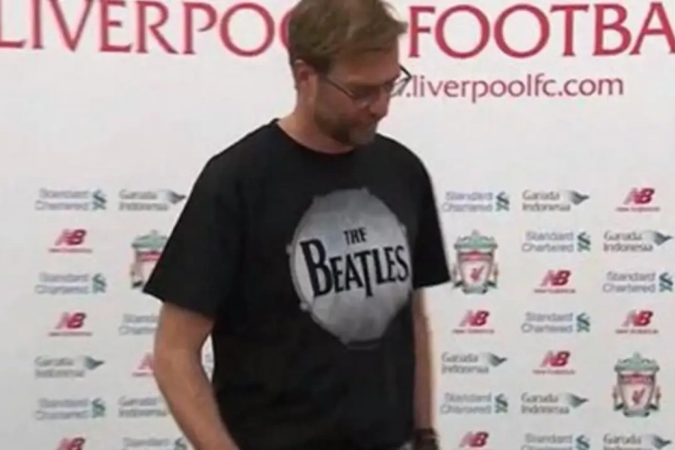Klopp weet wel hoe hij zich populair moet maken, kijk maar eens naar zijn geweldige outfit