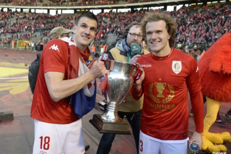 Wat een gentleman! Terwijl zijn ploegmakkers al begonnen te feesten, pakte Scholz uit met een erg knap gebaar