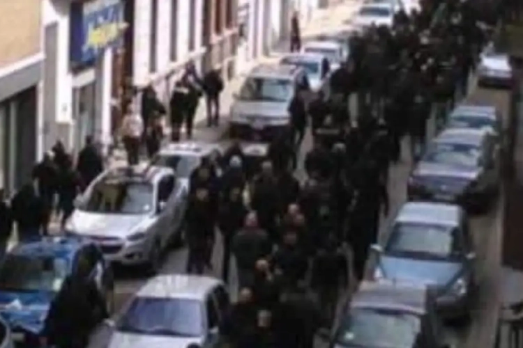 Onverwacht: honderden voetbalhooligans marcheren door Brussel, sfeer heel gespannen