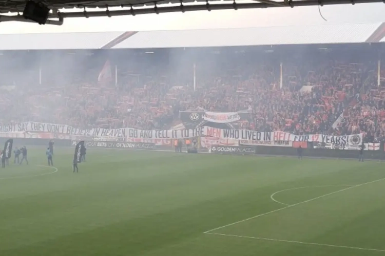 Video: Antwerp-fans ontrolden spandoek: '12 jaar in de hel'
