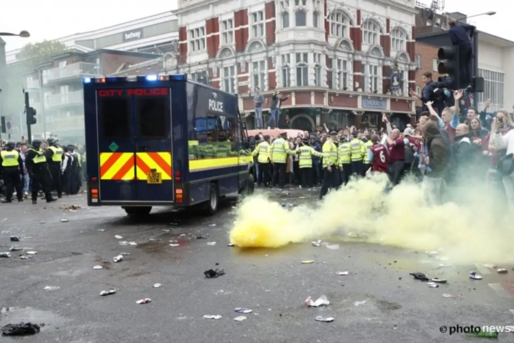 VIDEO: Relschoppers vallen United-spelersbus aan, match (voor even) uitgesteld