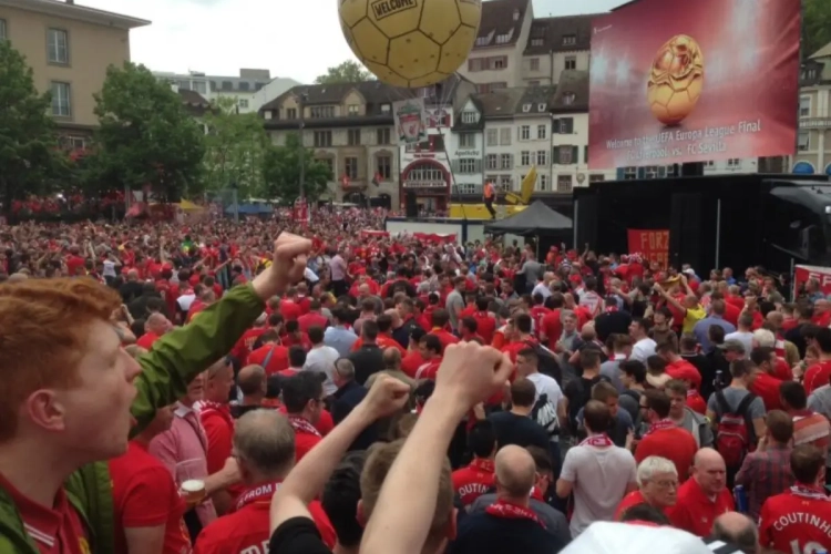 VIDEO: Liverpool-fans bouwen ongelooflijk feestje in Basel, met héél veel bier