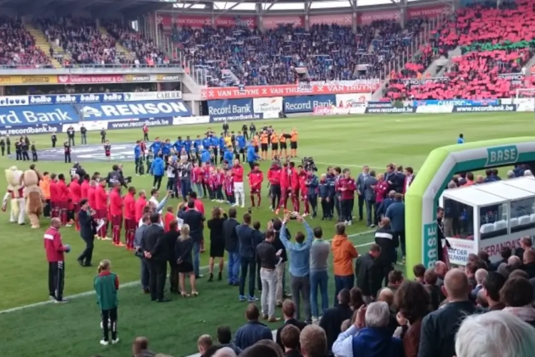 VIDEO: Festiviteiten troef, met erehaag voor blauw-zwart en heel wat mensen in de bloemetjes