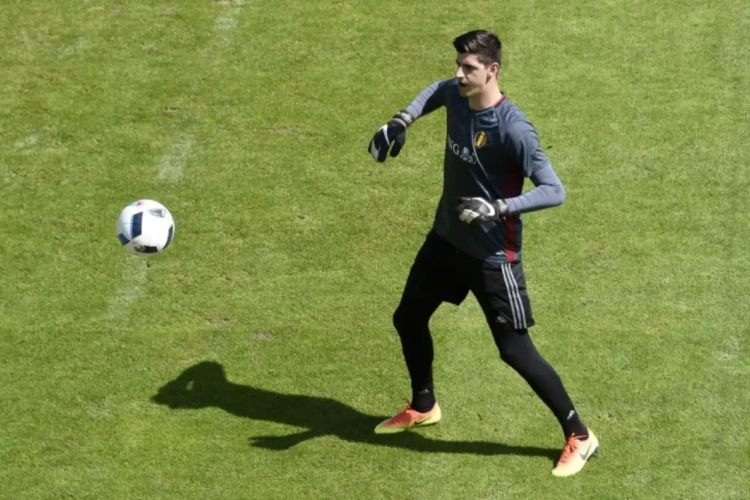 Courtois kent soms problemen op FIFA 16, en dan nog wel met... zichzelf!