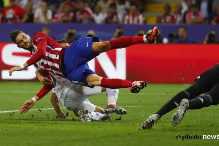 VIDEO: Yannick Ferreira-Carrasco schrijft geschiedenis met dit prachtdoelpunt