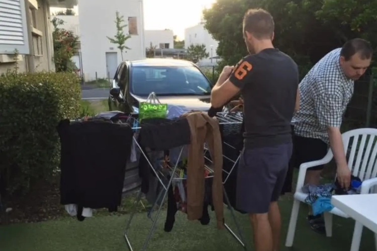 Nog 28 nachten slapen: twee sloebers, was en plas, maar ook... uien versnijden met Sander