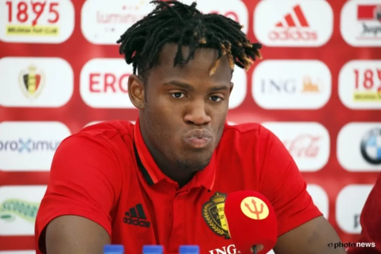 Michy Batshuayi haalt zijn dribbels boven... om de vragen van de pers te ontlopen