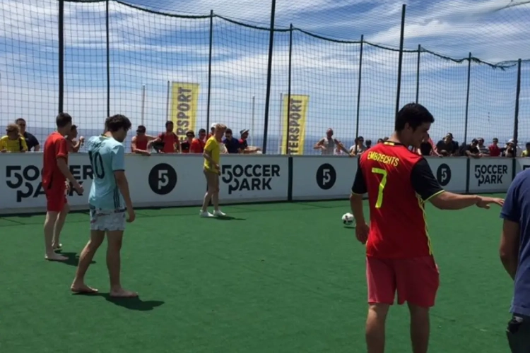 De Belgische en Zweedse fans haspelden ondertussen al hun wedstrijd af, op het veld én... op de terrasjes!